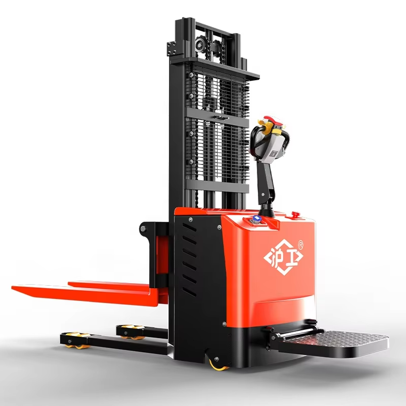 Stivuitor electric acționat de stație